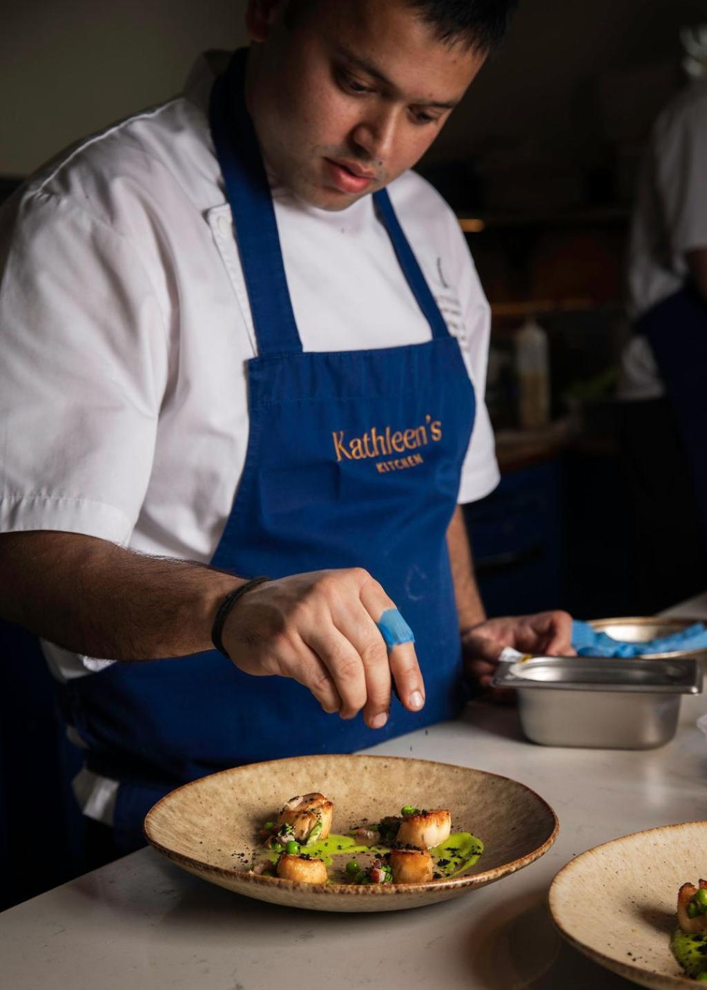 梅努斯 卡尔顿楼饭店酒店 外观 照片 A chef wearing an apron