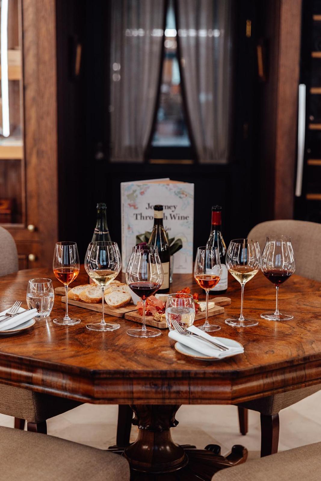 梅努斯 卡尔顿楼饭店酒店 外观 照片 Wine tasting at the Three Wine
