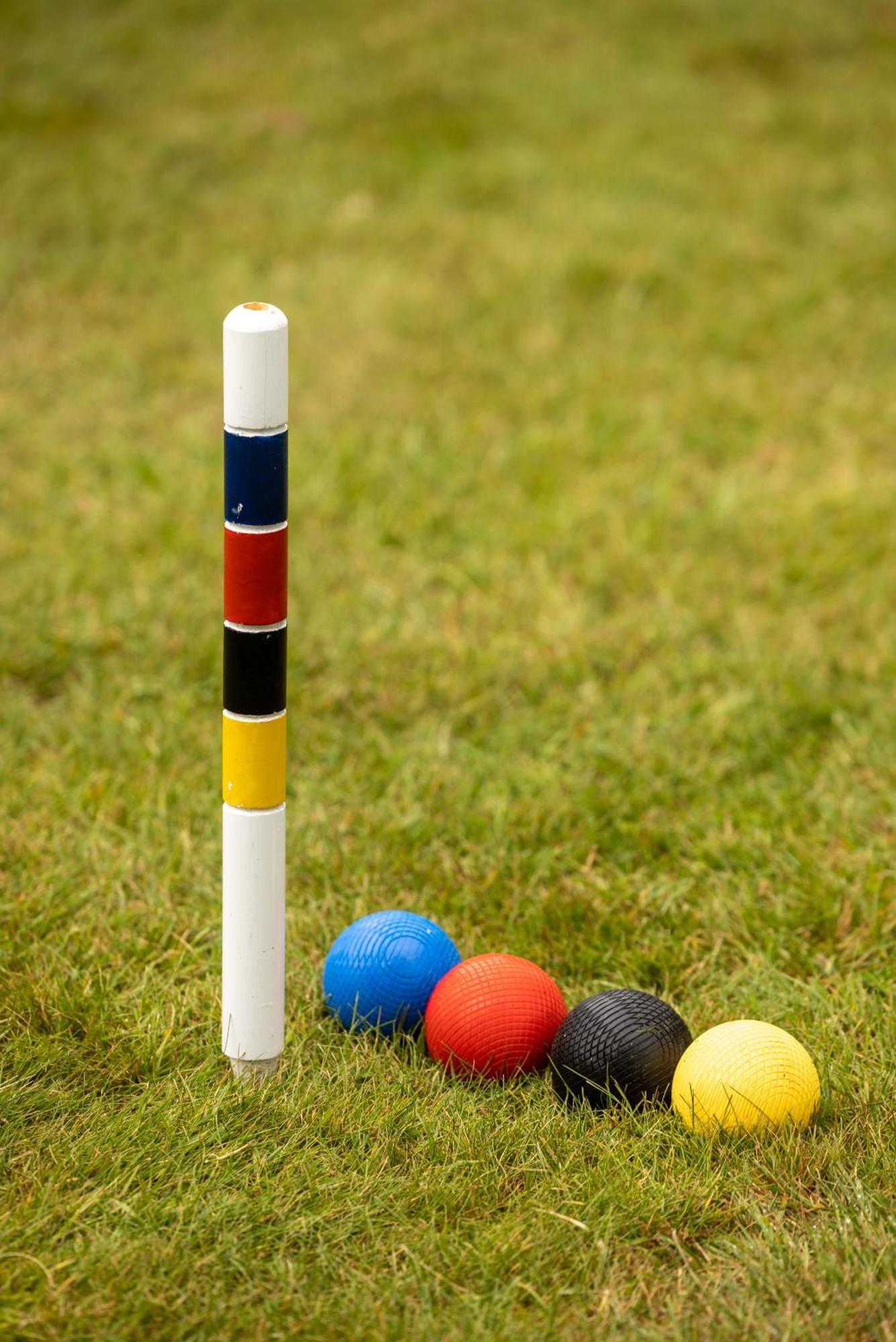 梅努斯 卡尔顿楼饭店酒店 外观 照片 A croquet mallet and balls