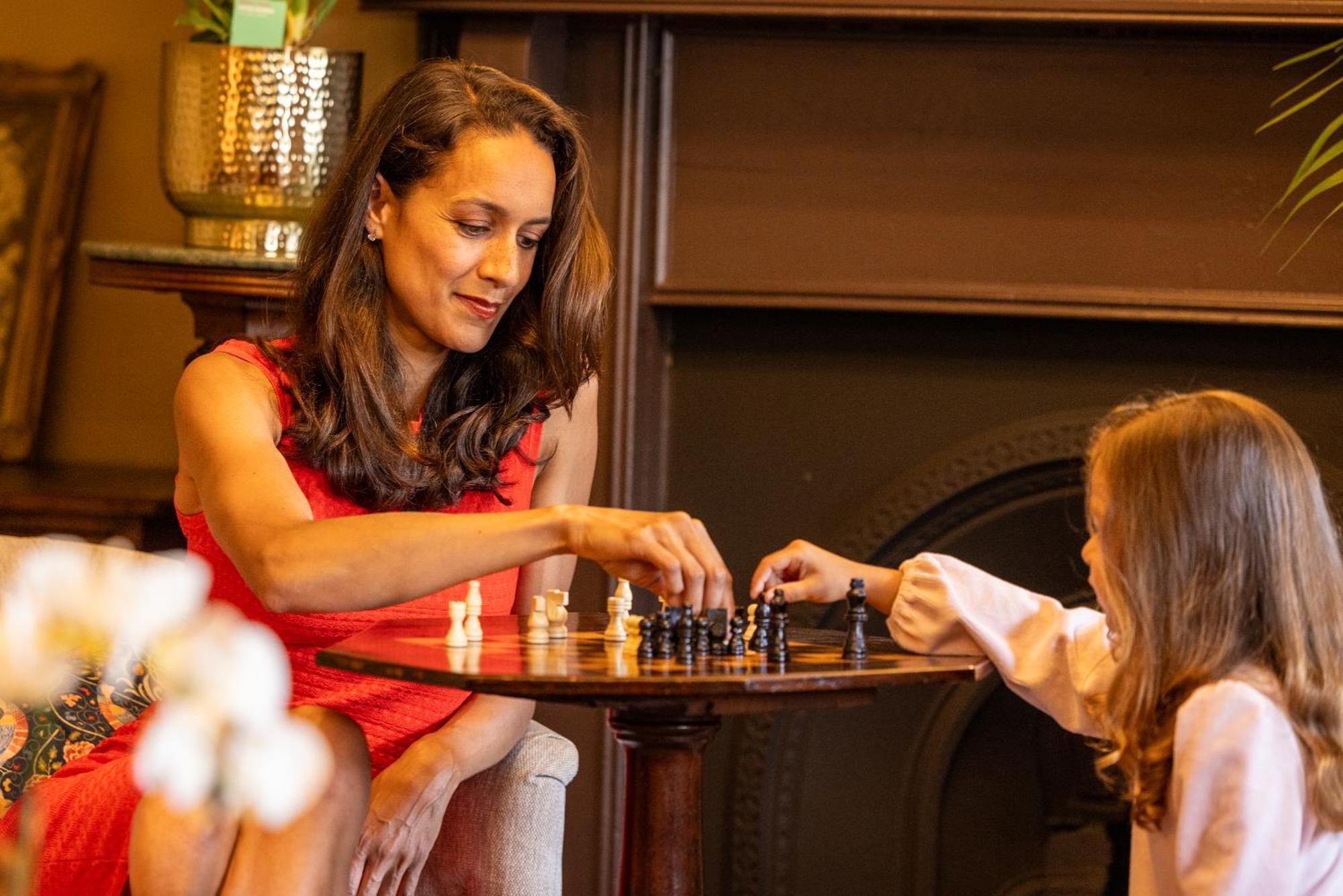 梅努斯 卡尔顿楼饭店酒店 外观 照片 A woman playing chess with her daughter