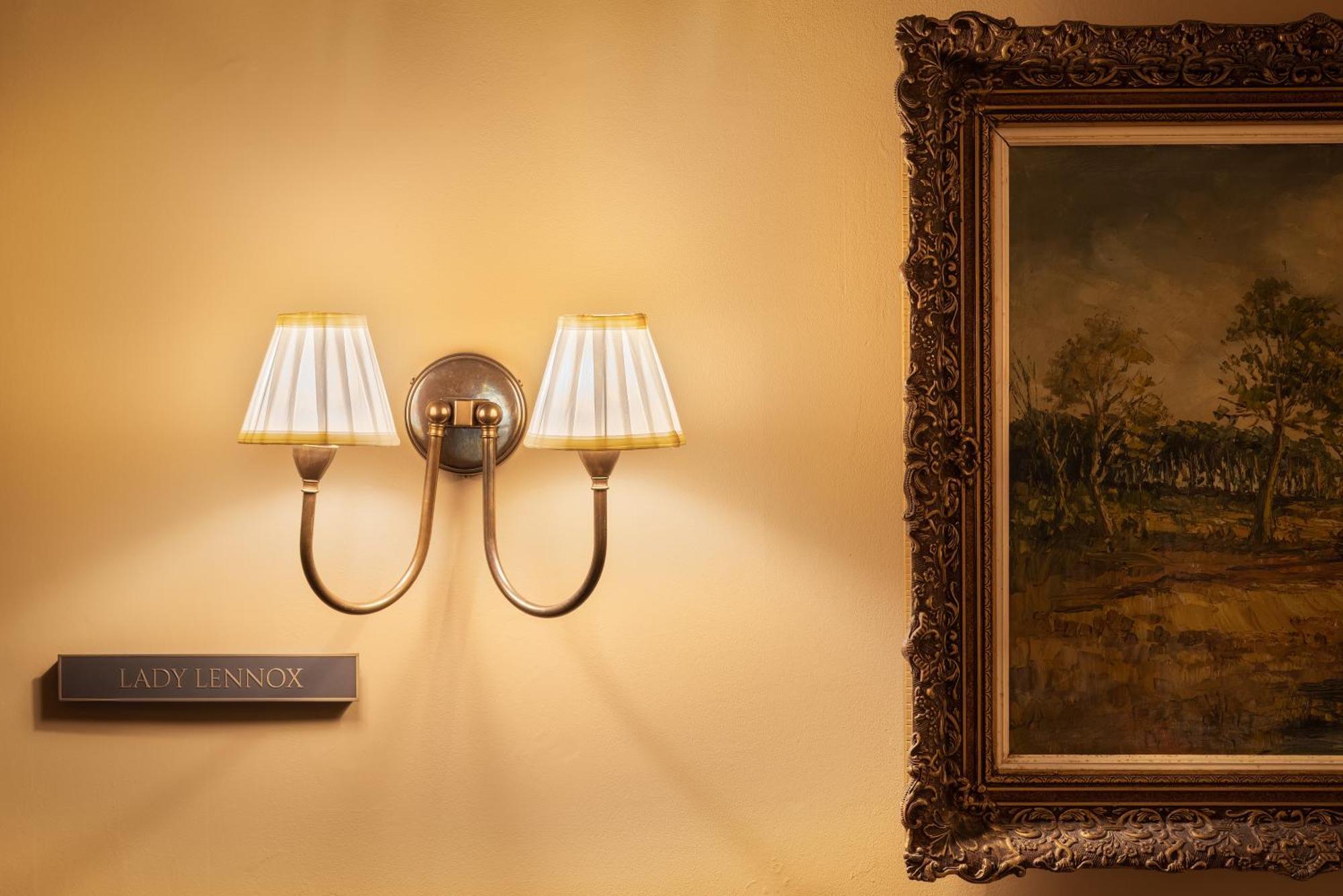 梅努斯 卡尔顿楼饭店酒店 外观 照片 A wall light